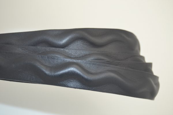 Plat leder 20mm - Black Curved - PROMOTIE